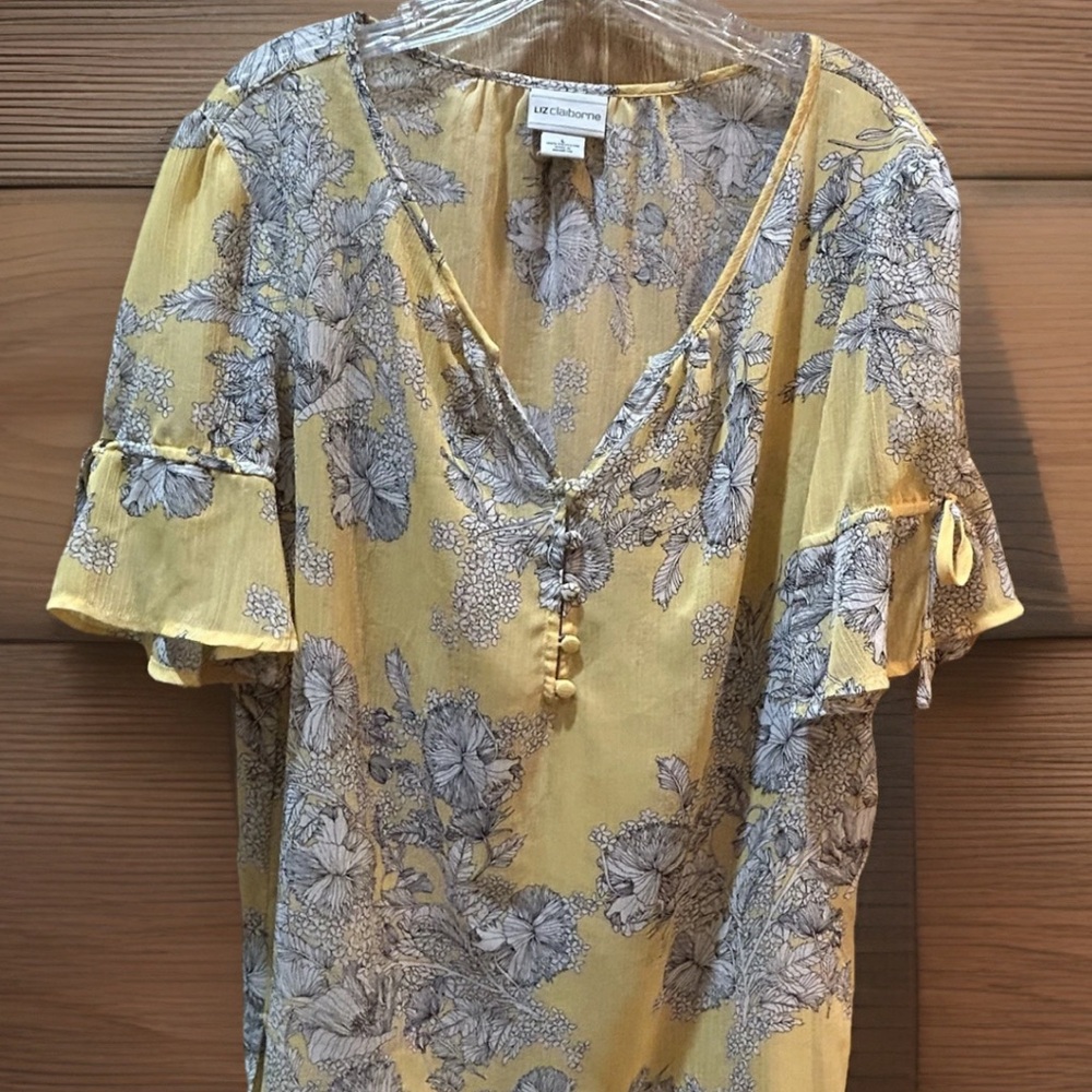 LIZ CLAIBORNE Sheer Yellow Top Size Large Short Sleeves Front 4 Buttons
